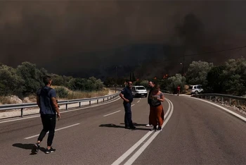 Cháy rừng bùng phát gần làng Pournari, Hy Lạp, ngày 18/7/2023. (Ảnh: Reuters)