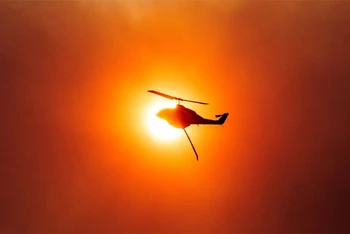Trực thăng tham gia dập đám cháy rừng tại Mandra, Hy Lạp, ngày 18/7/2023. (Ảnh: Reuters)