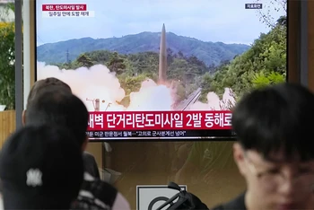 Người dân tại Seoul, Hàn Quốc, theo dõi bản tin về vụ phóng tên lửa của Triều Tiên ngày 19/7/2023. (Ảnh: AP)
