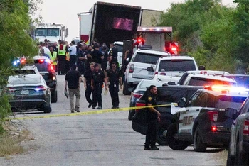 Mỹ phát hiện 12 người di cư trong thùng xe tải 18 bánh