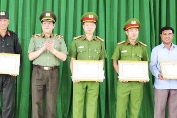 Thiếu tướng Lê Vinh Quy, Giám đốc Công an tỉnh Đắk Lắk trao tặng Giấy khen cho các tập thể, cá nhân. (Ảnh: Công an cung cấp)