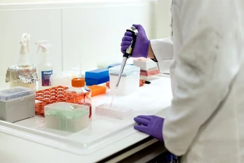 Nhà khoa học làm việc trong phòng thí nghiệm tại Trung tâm Nghiên cứu và Phát triển GSK tại Anh, ngày 21/3/2023. (Ảnh: Reuters)