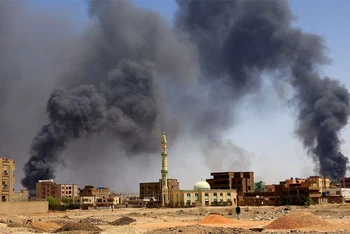 Khói bốc lên sau khi xảy ra giao tranh giữa RSF và quân đội tại Bắc Khartoum, Sudan, ngày 1/5/2023. (Ảnh: Reuters)