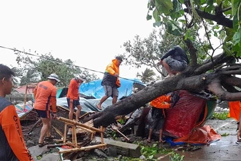 Lực lượng bảo vệ bờ biển Philippines dọn dẹp cây đổ trên tuyến đường tại tỉnh Cagayan, ngày 26/7, sau khi bão Doksuri đổ bộ. (Ảnh: Lực lượng bảo vệ bờ biển Philippines)