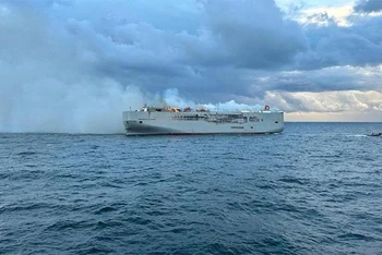Tàu chở hàng Fremantle Highway bốc cháy trên biển ngày 26/7/2023. (Ảnh: Lực lượng Bảo vệ Bờ biển Hà Lan)