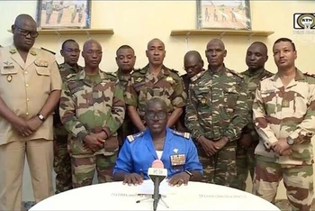 Người phát ngôn quân đội Niger, ông Amadou Adramane phát biểu trên truyền hình quốc gia sau khi Tổng thống Mohamed Bazoum bị giam giữ trong Dinh Tổng thống, ngày 26/7/2023. (Ảnh: ORTN/Reuters)