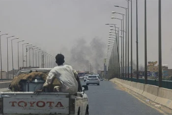 Khói bốc lên tại Omdurman, gần Halfaya Bridge, trong lúc xảy ra giao tranh giữa RSF và quân đội Sudan tại Khartoum, ngày 15/4/2023. (Ảnh: Reuters)