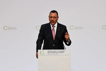 Tổng thống Niger Mohamed Bazoum phát biểu tại Hội nghị thượng đỉnh Tài chính toàn cầu mới, diễn ra ở Paris, ngày 22/6/2023. (Ảnh: Reuters)