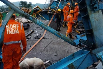 Lực lượng cứu hộ Ấn Độ tìm kiếm các nạn nhân trong vụ sập cần cầu ở bang Maharashtra. (Nguồn: PTI)