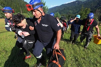Nhân viên cứu nạn sơ tán người dân ra khỏi khu vực chịu ảnh hưởng của vụ sạt lở tại vùng Racha, Gruzia, ngày 4/8/2023. (Ảnh: Reuters)