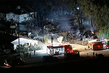Lực lượng phản ứng nhanh làm nhiệm vụ tại hiện trường vụ rơi trực thăng tại hạt Riverside, bang California, Mỹ, ngày 6/8. (Ảnh: CNN)
