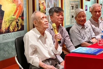 Nhà báo Thái Duy (ngoài cùng bên trái) phát biểu tại sự kiện.