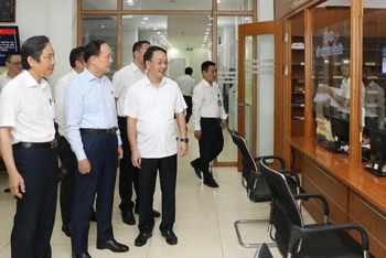 Lãnh đạo Hội đồng nhân dân thành phố Hà Nội kiểm tra bộ phận "Một cửa" của Sở Nội vụ.