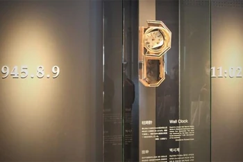Chiếc đồng hồ ngừng hoạt động tại thời điểm quả bom "Fat Man" phát nổ được trưng bày tại Bảo tàng Bom nguyên tử Nagasaki. (Ảnh: TTXVN)