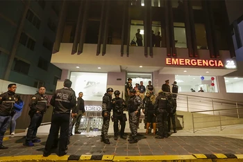 Cảnh sát bảo vệ bệnh viện tiếp nhận những người bị thương sau vụ ám sát ứng viên Tổng thống Ecuador Fernando Villavicencio, ngày 9/8/2023. (Ảnh: Reuters)
