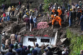 Lực lượng cứu nạn tìm kiếm nạn nhân của vụ sạt lở đất tại bang Himachal Pradesh, Ấn Độ, ngày 14/8/2023. (Ảnh: AP)