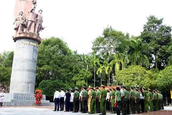 Các đại biểu dâng hoa tại tượng đài Bảo vệ an ninh Tổ quốc.