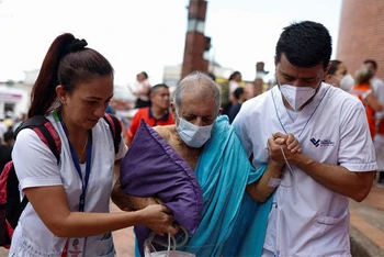 Nhân viên y tế của Bệnh viện Primavera (Colombia) sơ tán bệnh nhân sau khi xảy ra động đất tại Villavicencio, ngày 17/8/2023. (Ảnh: Reuters)