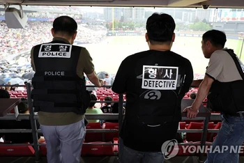 Cảnh sát tuần tra sân bóng chày Gwangju, cách Seoul khoảng 267km về phía nam, ngày 8/8/2023. (Ảnh: Yonhap)