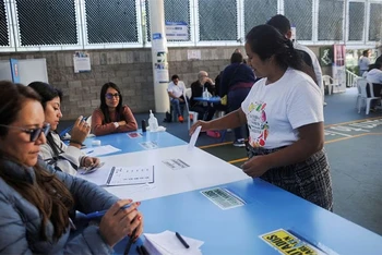 Người dân bỏ phiếu bầu tại Guatemala City, Guatemala, ngày 20/8/2023. (Ảnh: Reuters)
