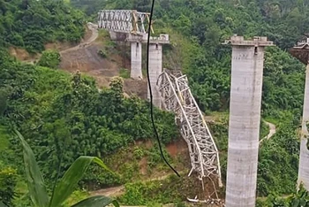 Hiện trường vụ sập cầu đường sắt tại bang Mizoram, Ấn Độ, ngày 23/8/2023. (Ảnh: CNN)