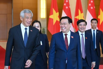 Chủ tịch Quốc hội Vương Đình Huệ hội kiến Thủ tướng Singapore Lý Hiển Long