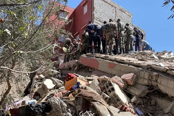 Lực lượng cứu nạn triển khai hoạt động tìm kiếm các nạn nhân của trận động đất, tại Amizmiz, Maroc, ngày 9/9/2023. (Ảnh: Reuters) 