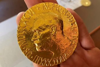 Mẫu huy chương giải Nobel được trưng bày bên trong Viện Nobel tại Na Uy. (Ảnh: Reuters)