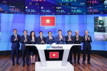 Thủ tướng Phạm Minh Chính, các đại biểu và lãnh đạo NASDAQ chụp ảnh lưu niệm.
