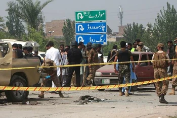 Lực lượng an ninh điều tra tại hiện trường một vụ nổ ở Peshawar, miền tây bắc Pakistan, ngày 11/9/2023. (Ảnh: THX/TTXVN)