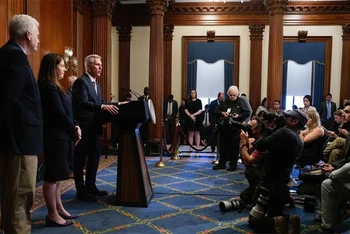 Chủ tịch Hạ viện Mỹ Kevin McCarthy phát biểu trước báo giới tại Đồi Capitol sau khi Hạ viện thông qua dự luật ngăn Chính phủ đóng cửa, ngày 30/9/2023. (Ảnh: Reuters)