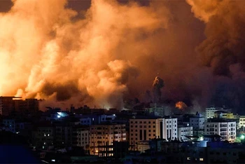 Khói và lửa bốc lên tại Gaza, ngày 9/10/2023. (Ảnh: Reuters)