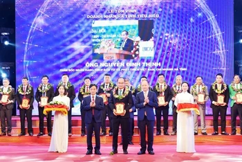 Các đồng chí lãnh đạo tỉnh Hà Tĩnh vinh danh các Doanh nhân Hà Tĩnh tiêu biểu năm 2023.