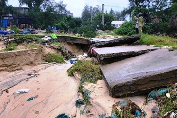 Đường dân sinh tại xã Phú Diên (huyện Phú Vang) bị sạt lở nghiêm trọng do mưa lớn những ngày qua.