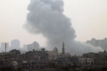 Khói bốc lên sau vụ tấn công của Israel vào Gaza, ngày 24/10/2023. (Ảnh: REUTERS)