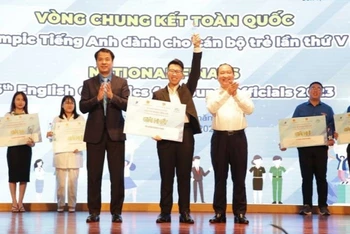 Thí sinh Phạm Việt Cường (ở giữa) nhận giải nhất chung cuộc. 