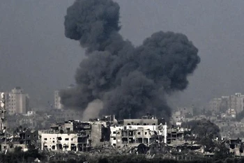 Khói bốc lên từ các tòa nhà sau vụ oanh kích của quân đội Israel xuống phía bắc Dải Gaza ngày 28/10/2023. (Ảnh: AFP/TTXVN)