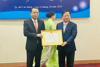 Nhạc sĩ Đỗ Hồng Quân, Chủ tịch Ủy ban toàn quốc Liên hiệp các Hội Văn học nghệ thuật Việt Nam trao tặng bằng khen đến đại diện Ban Tổ chức Chương trình.