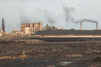 Toàn cảnh khu mỏ nơi xảy ra vụ hỏa hoạn ngày 28/10/2023. (Ảnh: AFP/TTXVN) 