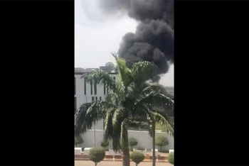 Ảnh chụp màn hình video ghi lại cảnh khói đen bốc lên từ Đại sứ quán Canada ở Nigeria, ngày 6/11/2023. Nguồn: CBC