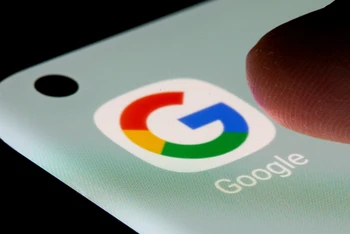 Biểu tượng của ứng dụng Google trên điện thoại. Ảnh: Reuters