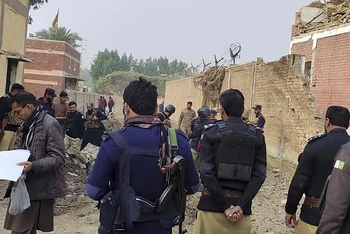 Các quan chức an ninh kiểm tra thiệt hại tại địa điểm xảy ra vụ đánh bom tại đồn cảnh sát ở ngoại ô Dera Ismail Khan, Pakistan, ngày 12/12/2023. Ảnh: AP