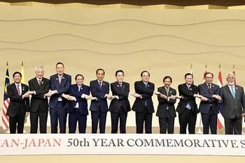 Các nhà lãnh đạo Nhật Bản và ASEAN chụp ảnh chung trước giờ khai mạc Hội nghị Cấp cao Kỷ niệm 50 năm quan hệ ASEAN-Nhật Bản.