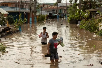Tình trạng ngập úng tại San Miguel, tỉnh Bulacan, Philippines, ngày 26/9/2022, sau khi siêu bão Noru đi qua. Ảnh: Reuters