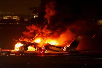 Máy bay A350 của Japan Airlines vẫn đang bốc cháy tại sân bay quốc tế Haneda, Nhật Bản, ngày 2/1/2024. (Ảnh: Reuters)