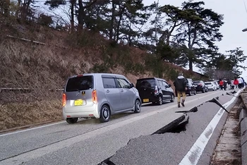 Con đường bị hư hại do động đất ở Wajima, tỉnh Ishikawa, Nhật Bản, ngày 1/1/2024. (Ảnh: Kyodo/Reuters)