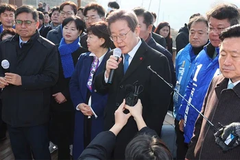 Ông Lee Jae-myung phát biểu trong chuyến thăm Busan, ngày 2/1/2024. Ảnh: Yonhap