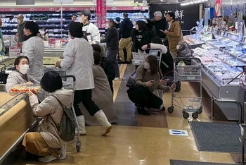 Phản ứng của những người đang mua sắm trong siêu thị tại Toyama, Nhật Bản, khi xuất hiện động đất, ngày 1/1/2024. (Ảnh: Kyodo News)