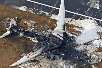 Toàn cảnh máy bay bị thiêu rụi trên sân bay Haneda. (Ảnh: REUTERS)