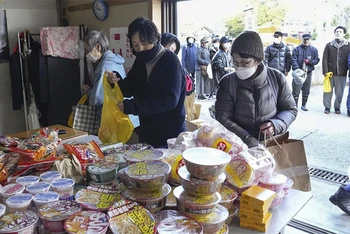 Người dân tại thành phố Wajima, tỉnh Ishikawa nhận viện trợ thực phẩm. (Ảnh: AP)